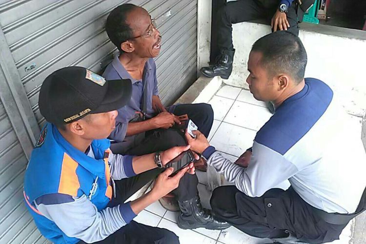 Seorang pengemis bernama Suryanto (53) dijaring oleh petugas Pengawasan dan Pengendalian Sosial (P3S) Suku Dinas Sosial Jakarta Timur di Taman Mini Indonesia Indah (TMII) pada Minggu (21/5/2017).