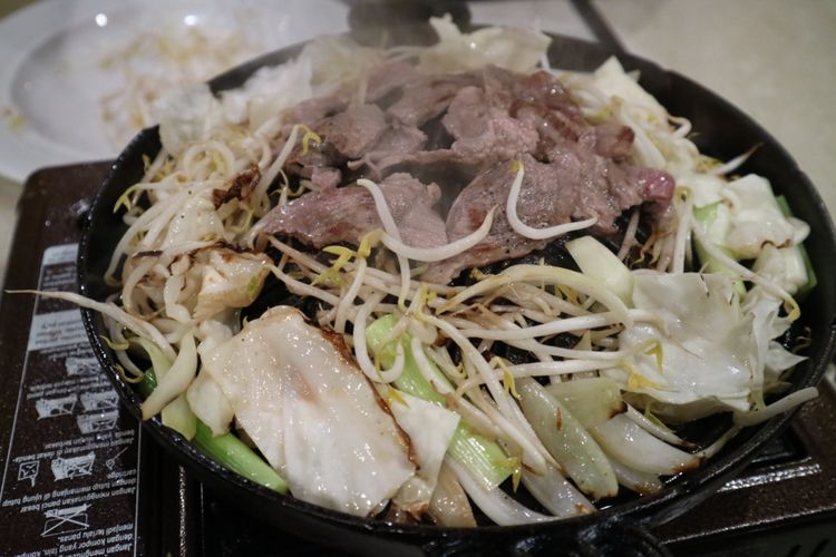 
Kambing muda bakar yang dimasak di atas sayuran di Restoran Zin.