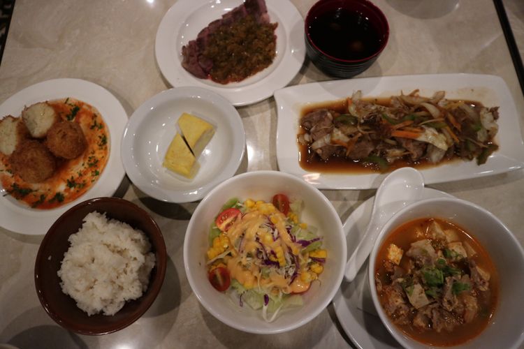 
Hidangan makan siang di restoran Zin, terdiri dari yakiniku, sup tahu daging, telur dadar ala Jepang, dan sapi wagyu.