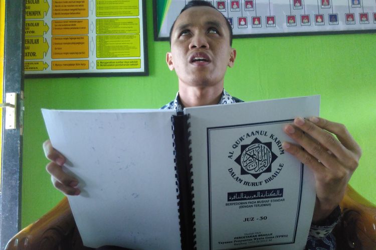 Muhammad Fuad Gufron (27), penyandang tuna netra, guru di SLB Maarif Muntilan, Kabupaten Magelang.
