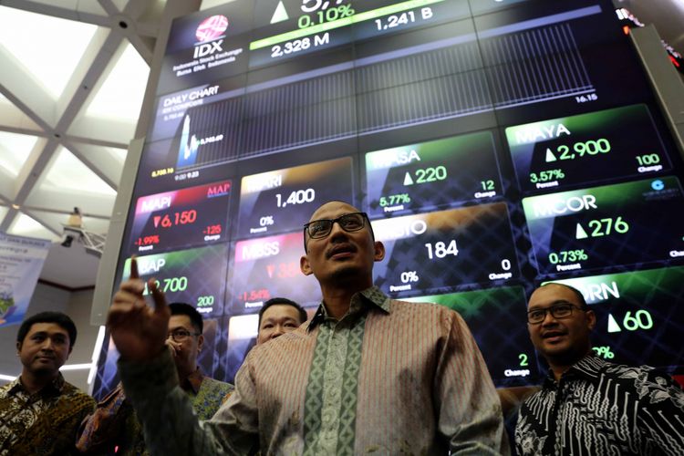 Wakil Gubernur DKI Jakarta Terpilih Sandiaga Uno membuka perdagangan saham di Bursa Efek Indonesia (BEI), Jakarta, Jumat (2/6/2017). Program Oke Oce Stock Center akan menjadi wadah edukasi bagi masyarakat yang ingin menjadi investor pada bursa saham. 