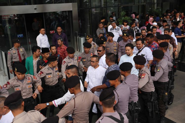 Anggota Komisi I DPR RI dari Fraksi PAN Hanafi Rais didampingi politisi PAN Dradjad Wibowo mendatangi gedung Komisi Pemberantasan Korupsi (KPK), Senin (5/6/2017). Perwakilan ini direncanakan bertemu pimpinan KPK untuk memberikan keterangan soal penyebutan nama Amien Rais dalam sidang dugaan korupsi pengadaan alat kesehatan yang menjerat mantan Menteri Kesehatan, Siti Fadilah Supari.