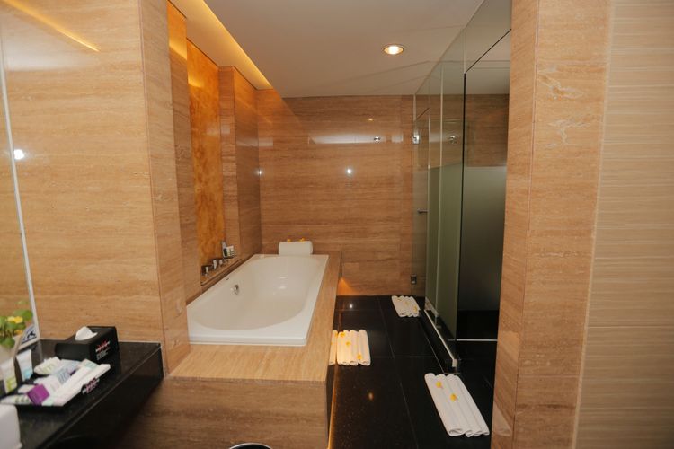 


Kamar mandi di salah satu kamar Mercure Padang, Sumatera Barat. 