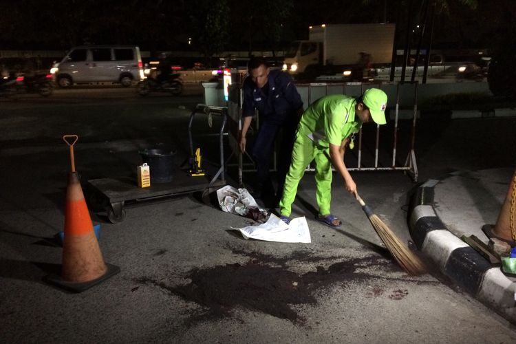 Tempat perampokan dan penembakan terhadap Davidson Tantono (30) di SPBU Daan Mogot, Jakarta Barat, tengah dibersihkan pada Jumat (9/6/2017) malam. Davidson dirampok sekelompok orang dan ditembak di kepala hingga tewas.