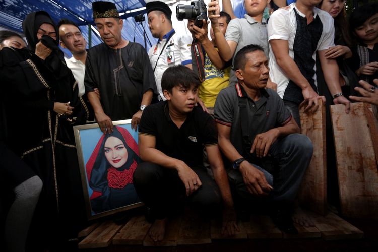 Suasana pemakaman jenazah artis peran dan penyanyi dangdut Julia Perez di TPU Pondok Ranggon, Jakarta Timur, Sabtu (10/6/2017). Julai Perez meninggal akibat menderita kanker serviks stadium empat. 