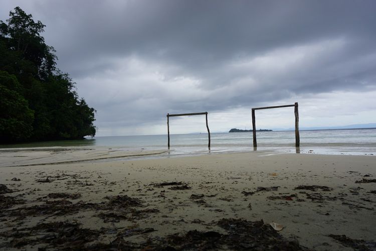 
 


Suasana di pinggir Pantai Waiwo, Raja Ampat.