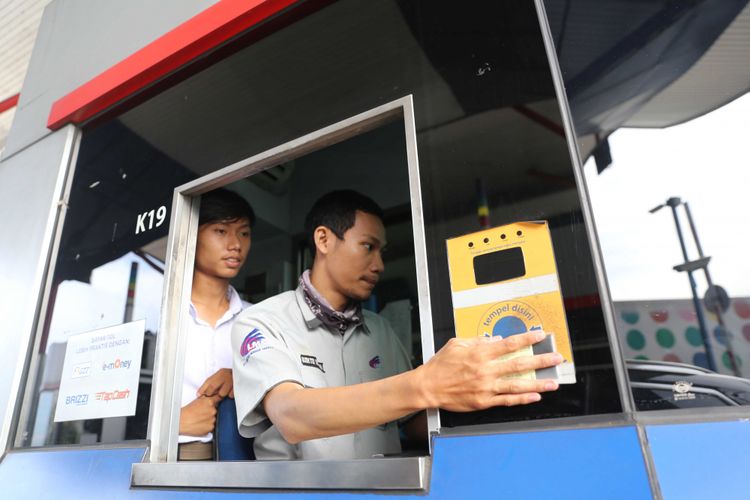 Petugas GT Cipali tengah menghitung pengembalian uang tol penumpang yang melintasi Tol Cipali.