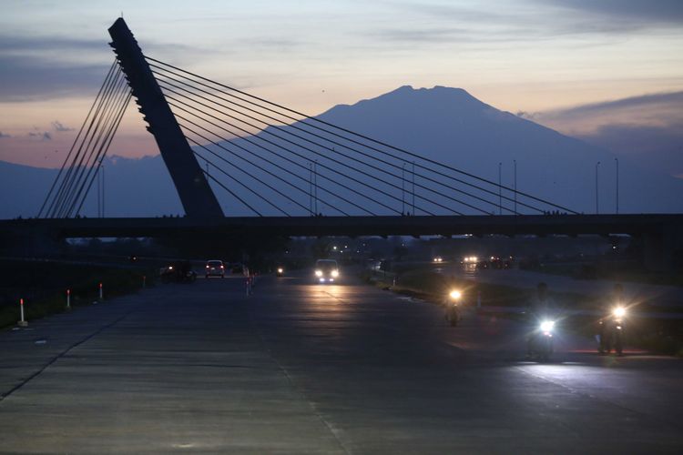 Suasana jembatan Klodran di Tol Solo-Ngawi-Kertosono di Ngawi, Jawa Timur, Sabtu (17/6/2017). Tujuh hari jelang Lebaran atau Senin, (19/6/2017) mulai pukul 06.00 WIB, pemudik bisa menggunakan Tol Solo-Kertosono menuju arah timur.