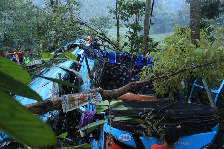 Bus Patas Eksekutif Rosalia Indah nomor polisi AB 1505 AU jurusan Jakarta-Yogyakarta terjun ke dalam jurang di ruas jalan Bayeman, tepatnya di RT 1 RW 9 Desa Tlahab Lor, Kecamatan Karangreja, Purbalingga, Jawa Tengah, Sabtu (24/6/2017) dinihari.