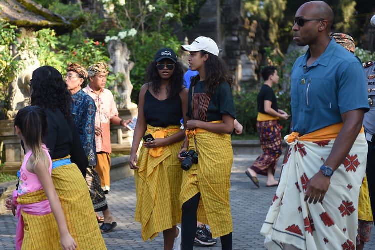Sasha (tengah, kiri) dan Malia (tengah, kanan), putri mantan presiden AS Barack Obama, saat mengunjungi Kuil Tirtha Empul di Desa Tampaksiring, Gianyar, Bali, Selasa (27/6/2017). Obama berlibur ke Indonesia selama 10 hari dan berencana mengunjungi sejumlah kota, yaitu Bali, Yogyakarta, dan Jakarta.