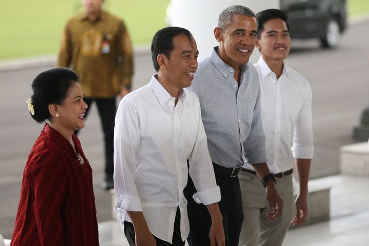 Mantan presiden AS Barack Obama (dua kanan) usai disambut Presiden Joko Widodo (dua kiri), Ibu Negara Iriana Widodo (kiri), dan putra Jokowi, Kaesang Pangarep, saat berkunjung ke Istana Kepresidenan di Bogor, Jawa Barat, Jumat (30/6/2017). Kunjungan itu digelar di sela kedatangan Obama ke Jakarta setelah sebelumnya menyambangi Bali dan Yogyakarta dalam rangka liburannya bersama keluarga di Indonesia.