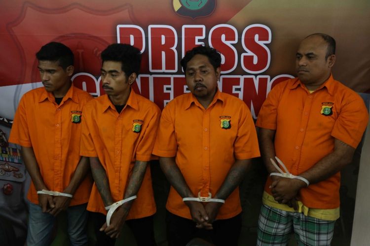 Empat pelaku penganiayaan dan pengeroyokan terhadap pakar IT ITB Hermansyah, Edwin Hitipeuw, Lauren Paliyam, Richard, dan Erik (kanan ke kiri) usai rilis kasus di Gedung Utama Polda Metro Jaya, Jakarta, Kamis (13/7/2017). Kapolda Metro Jaya Irjen Mochamad Iriawanmenjelaskan bahwa kasus pengeroyokan Hermansyah ini tidak ada hubungannya dengan Habib Rizieq.