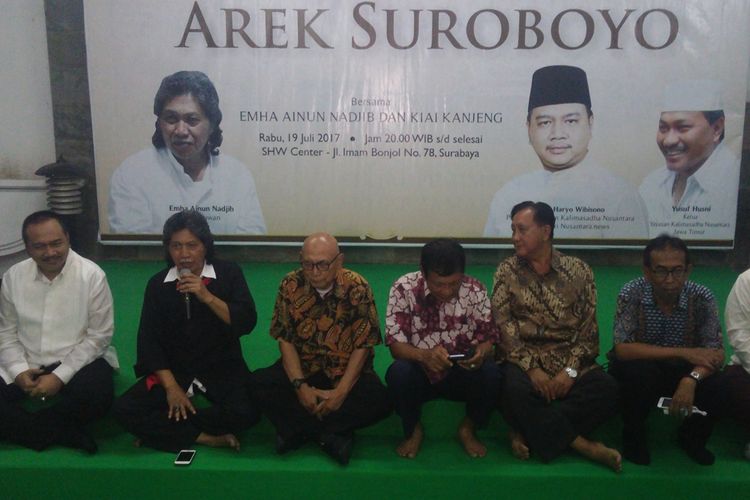 Emha Ainun Najib (dua dari kiri) dalam acara Halal Bi Halal Arek Suroboyo