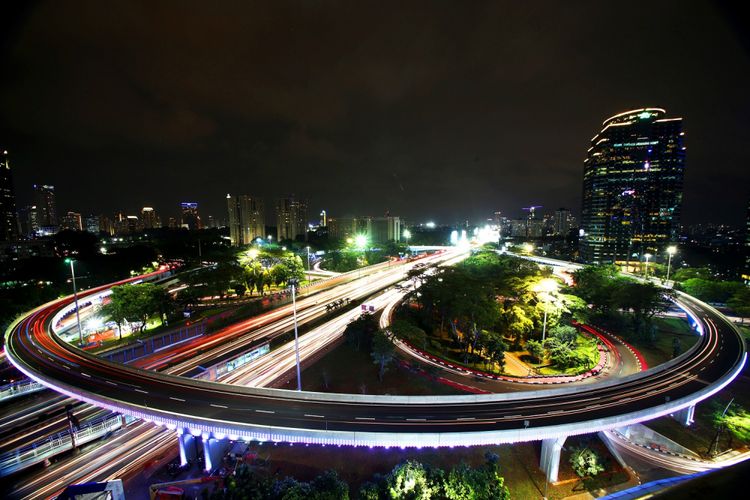 Sejumlah kendaraan melintasi Jembatan Simpang Susun Semanggi di kawasan Semanggi, Jakarta, Jumat (28/7/2017). Pemprov DKI telah melakukan soft launching berupa uji coba lalu lintas Jembatan Simpang Susun Semanggi sebelum diresmikan oleh Presiden Joko Widodo pada 17 Agustus 2017 mendatang.