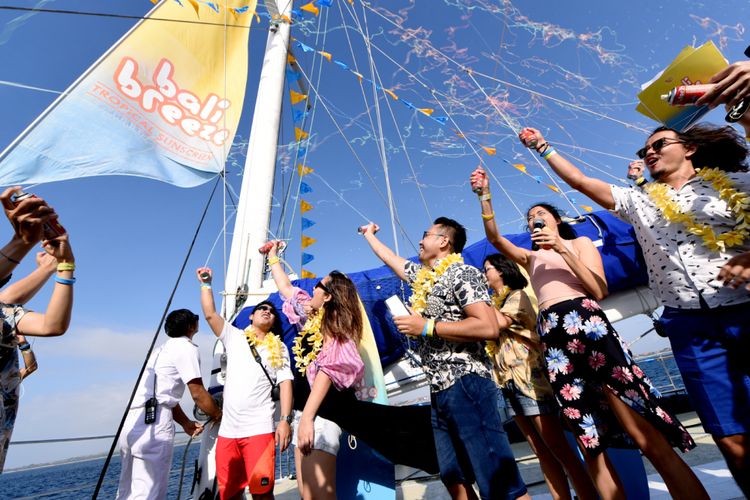 David John Schaap (kanan) saat peluncuran sunscreen Bali Breeze di Bali.