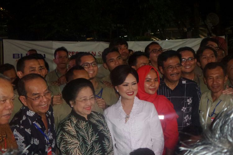 Presiden ke-5 RI Megawati Soekarnoputri dan Gubernur DKI Jakarta Djarot Saiful Hidayat saat peresmian Simpang Susun Semanggi, Kamis (17/8/2017). 