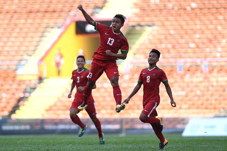 Pemain Timnas U-22 Febri Hariyadi (tengah) melakukan selebrasi usai mencetak gol kedua ke gawang Timnas U-22 Kamboja pada laga terakhir penyisihan grub B SEA Games XXIX Kuala Lumpur di Stadion Shah Alam, Selangor, Malaysia, Kamis (24/8/2017). Timnas Indonesia mendukkan Kamboja denga skor 2-0 sekaligus mengantarkan Indonesia ke babak semifinal.