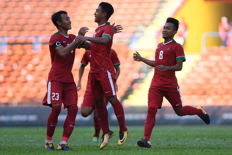 Sejumlah pemain Timnas U-22 Indonesia melakukan selebrasi usai kembali membobol gawang Timnas U-22 Kamboja pada laga terakhir penyisihan grup B SEA Games XXIX Kuala Lumpur di Stadion Shah Alam, Selangor, Malaysia, Kamis (24/8/2017). Timnas Indonesia menang dengan skor 2-0 sekaligus memastikan lolos ke babak semi final.