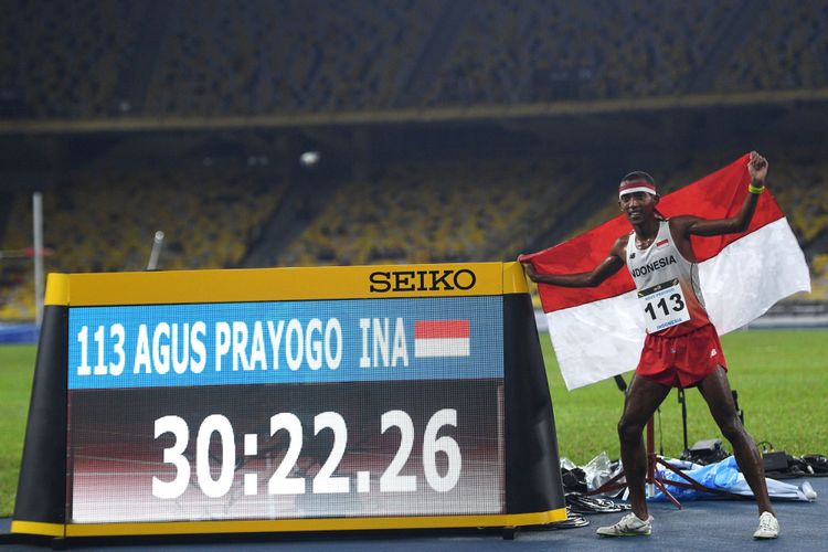 Atlet Indonesia Agus Prayogo menunjukkan catatan waktunya usai memenangkan nomor lari 10.000 meter putra SEA Games XXIX Kuala Lumpur di Stadion Bukit Jalil, Kuala Lumpur, Malaysia, Jumat (25/8/2017) malam. Agus berhasil menyabet medali emas dengan catatan waktu 30 menit 22,26 detik.