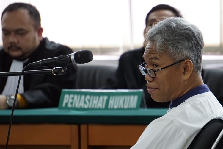 Terdakwa kasus dugaan pelanggaran UU ITE, Buni Yani mengikuti persidangan dengan agenda pembacaan tuntutan di Gedung Perpustakaan dan Arsip Kota Bandung, Jawa Barat, Selasa (3/10). Buni Yani, dituntut oleh Jaksa Penuntut Umum (JPU) selama dua tahun penjara serta dikenakan denda Rp100 juta dengan subsider tiga bulan kurungan. ANTARA FOTO/Agus Bebeng/foc/17.