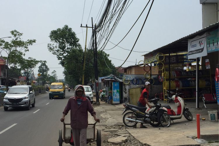 Kondisi tiang listrik di sejumlah jalan yang ada di Kota Tangerang, Rabu (4/10/2017) siang. Beberapa tiang listrik nampak miring, berkarat, serta kabel listrik terpasang dengan kusut bahkan terputus dan menggantung hingga dapat mengenai orang yang melintas.