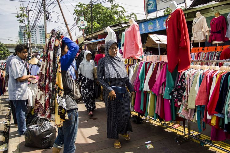 Pengguna jalan melintas diantara Pedagang Kaki Lima (PKL) yang berdagang di atas trotoar di Tanah Abang, Jakarta, Kamis (26/10/2017). Meskipun sudah ditertibkan, para PKL tersebut masih berjualan di atas trotoar dengan alasan Gubernur dan Wakil Gubernur DKI Jakarta Anies Baswedan dan Sandiaga Uno telah berjanji tidak akan mengusir PKL di Jakarta.