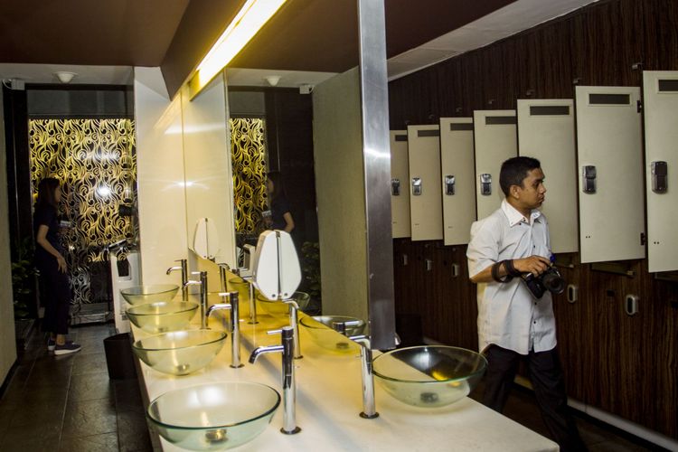 Wartawan melintasi loker room lantai tujuh di Hotel dan Griya Pijat Alexis, Jakarta, Selasa (31/102017). Pemerintah Provinsi (Pemprov) DKI Jakarta menolak permohonan Tanda Daftar Usaha Pariwisata (TDUP) Hotel dan Griya Pijat Alexis.