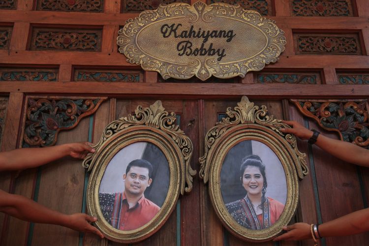 Petugas memasang foto putri Presiden Joko Widodo, Kahiyang Ayu (kanan) dengan Bobby Nasution (kiri) saat menyelesaikan dekorasi pernikahannya di Gedung Graha Saba, Solo, Jawa Tengah, Senin (6/11/2017). Resepsi pernikahan Kahiyang Ayu-Bobby Nasution akan berlangsung pada 8 November 2017 di Graha Saba, Solo.