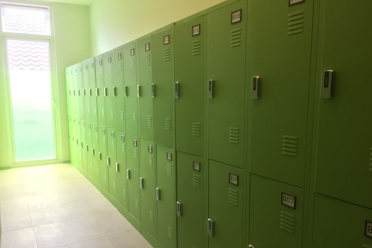 
Loker yang digunakan untuk menyimpan tas, sandal, sepatu serta handuk bagi setiap pengunjung.