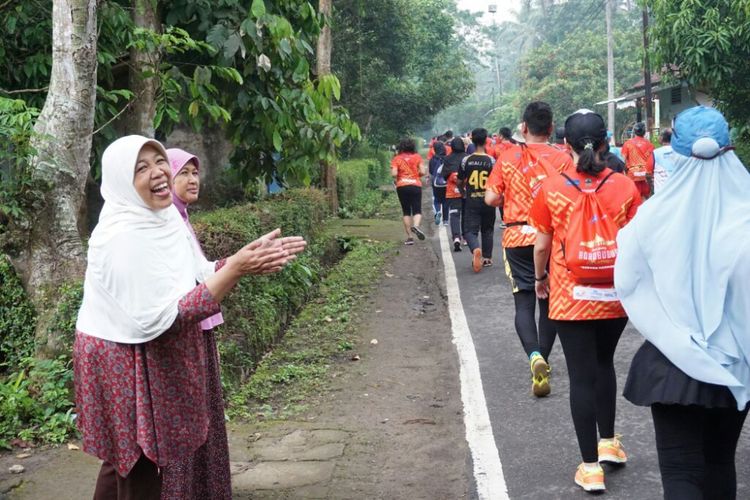 Ibu Ida (Kerudung Putih) bersama Ibu Mun saat berdiri di pinggir jalan sembari berteriak memberi semangat para peserta Bank Jateng Borobudur Marathon 2017 