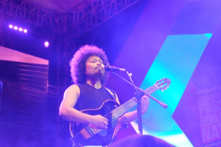 Vokalis Muhammad Istiqamah Djamad dan bandnya, Payung Teduh, tampil di acara PassionVille 2017 yang digelar di Lapangan Maguwoharjo, Yogyakarta, Sabtu (18/11/2017).