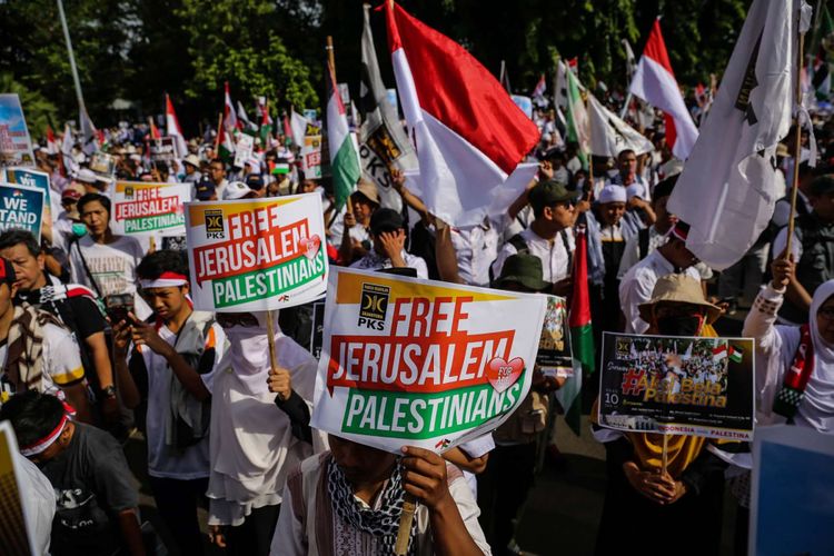 Massa melakukan aksi damai untuk Palestina di depan Kedubes Amerika Serikat, Jalan Medan Merdeka Selatan, Minggu (10/12/2017). Aksi bela Palestina ini dilakukan untuk merespons keputusan Presiden AS Donald Trump dalam menetapkan Yerusalem sebagai ibu kota Israel.