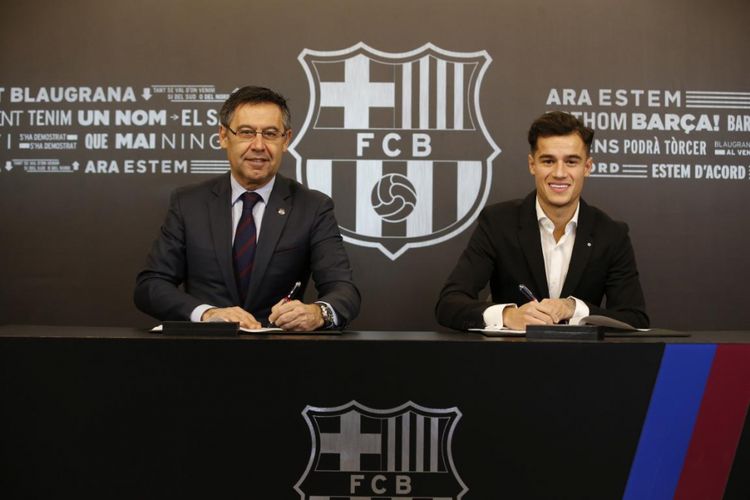 Philippe Coutinho bersama Presiden Klub Barcelona Josep Maria Bartomeu saat proses tanda tangan kontrak.