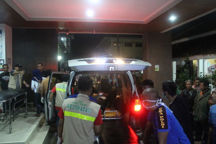 Petugas membawa korban kecelakaan bus pariwisata di Tanjakan Emen, saat tiba di IGD RSUD Ciereng, Subang, Jawa Barat, Sabtu (10/2/2018). Sebanyak 26 orang meninggal dunia dan 17 orang luka-luka akibat kecelakaan bus pariwisata di Tanjakan Emen, Subang, Jawa Barat. ANTARA FOTO/Yusup Suparman/adb/kye/18