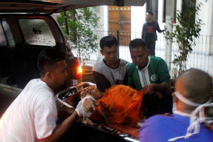 Petugas membawa korban kecelakaan bus pariwisata di Tanjakan Emen, saat tiba di IGD RSUD Ciereng, Subang, Jawa Barat, Sabtu (10/2/2018). Menurut data terakhir, sebanyak 27 orang meninggal dunia dan 18 orang luka-luka akibat kecelakaan bus pariwisata di Tanjakan Emen, Subang, sekitar pukul 17.00 WIB tersebut.