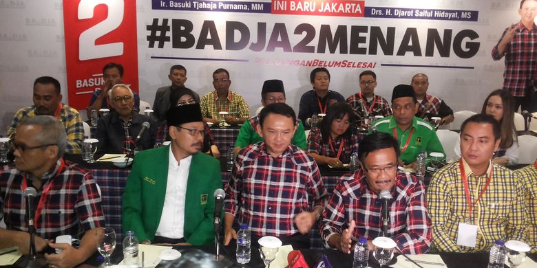 Pasangan calon gubernur dan calon wakil gubernur DKI Jakarta nomor pemilihan dua, Basuki Ahok Tjahaja Purnama dan Djarot Saiful Hidayat saat menggelar konferensi pers tak lama setelah meninggalkan lokasi tempat dilangsungkannya rapat pleno penetapan pasangan cagub-cawagub untuk Pilkada DKI putaran kedua di Hotel Borobudur, Jakarta, Sabtu (4/3/2017) malam. 