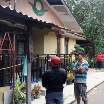 Sejumlah warga kembali mendatangi rumah korban pembunuhan di Jl Kayu Putih, Gang Banteng, Lingkungan XI, Kelurahan Mabar, Kecamatan Medan Deli. Warga penasaran setelah mendapat kabar pelaku sudah tertangkap, Selasa (11/4/2017).