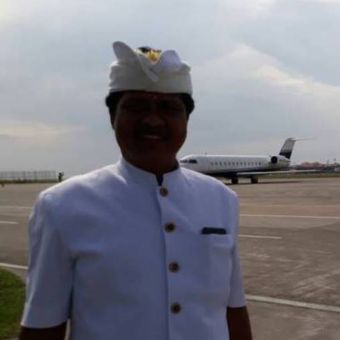 Wakil Gubernur Bali Ketut Sudikerta usai upacara melaspas jet pribadi milik Setya Novanto di Bandara Ngurah Rai, Bali, Jumat (21/4/2017)