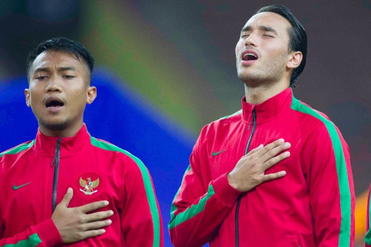Ezra Walian (kanan) menyanyikan lagu kebangsaan menjelang laga SEA Games 2017 antara timnas U-22 Indonesia dan Filipina di Stadion Shah Alam, Selangor, Kamis (17/8/2017).