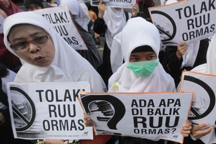 Ilustrasi: Massa Hizbut Tahrir Indonesia (HTI) Jawa Barat membentangkan poster menolak Rancangan Undang-Undang (RUU) tentang Organisasi Masyarakat (Ormas) dalam unjuk rasa damai di depan Gedung Sate, Jalan Diponegoro, Kota Bandung, Kamis (11/4/2013). Menurut mereka RUU Ormas ini berpotensi sangat besar membungkam sikap kritis masyarakat terhadap pemerintah dengan berbagai dalih. 
