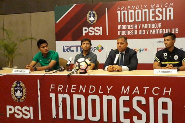 Pelatih timnas Indonesia, Luis Milla, dan pelatih Kamboja, Leonardo Vitorino, menghadiri konferensi pers di Hotel Aston, Bekasi, Selasa (3/10/2017).