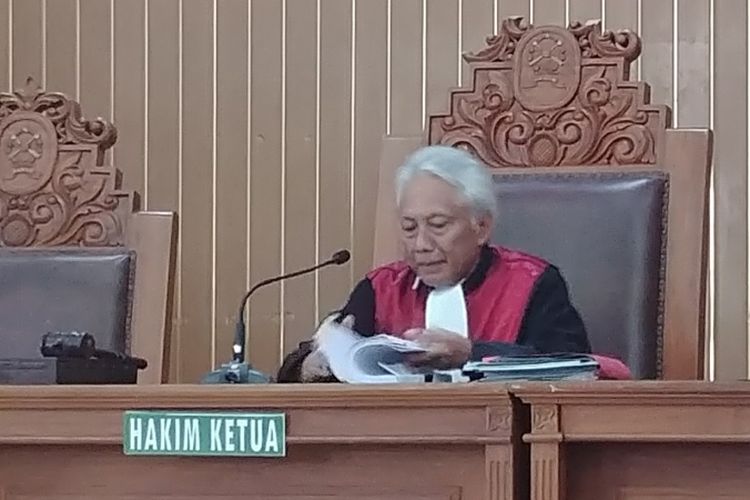 Hakim Praperadilan Cepi Iskandar membacakan putusan praperadilan Setya Novanto di PN Jakarta Selatan, Jumat (29/9/2017).