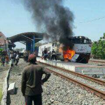 Kecelakaan maut terjadi di perlintasan kereta api tanpa palang pintu di Dusun Jetis, Desa Katong, Kecamatan Toroh, Kabupaten Grobogan, Jawa Tengah, Sabtu (20/5/2017) pagi sekitar pukul 10.40 WIB. Mobil Avanza berpenumpang empat orang terseret hampir 1 km hingga Stasiun Sedadi, Kecamatan Penawangan, Kabupaten Grobogan.