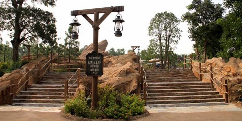 Pintu masuk area Grizzly Gulch, Disneyland Hongkong.