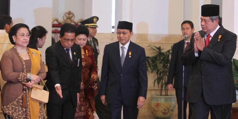 Presiden Susilo Bambang Yudhoyono (kanan) dan Wakil Presiden Boediono (kedua kanan) memberi salam kepada Presiden ke-5 RI Megawati Soekarnoputri (kiri) ketika memasuki ruang acara penganugerahan gelar Pahlawan Nasional di Istana Negara, Jakarta, Rabu (7/11/2012). Pemerintah menganugerahkan gelar Pahlawan Nasional kepada proklamator kemerdekaan Indonesia yang juga Presiden dan Wakil Presiden pertama Indonesia Soekarno dan Mohammad Hatta pada rangkaian peringatan Hari Pahlawan Nasional tahun 2012.