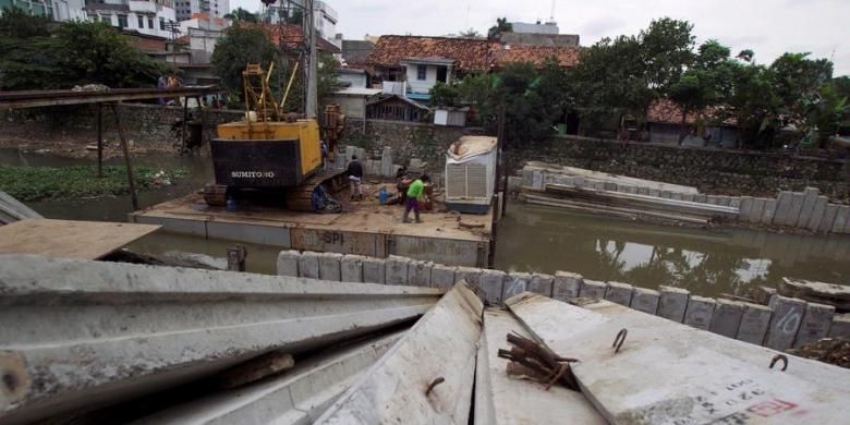 Alat berat digunakan memasang turap untuk normalisasi bantaran Kali Ciliwung di Kelurahan Pegangsaan, Menteng, Jakarta Pusat, Rabu (30/1/2013). Normalisasi Kali Ciliwung sepanjang 20 kilometer terus dilakukan untuk mengurangi banjir yang kerap melanda di sekitar alur sungai yang dilaluinya. Proyek normalisasi Ciliwung ini dianggarkan sebesar Rp 1,2 triliun.