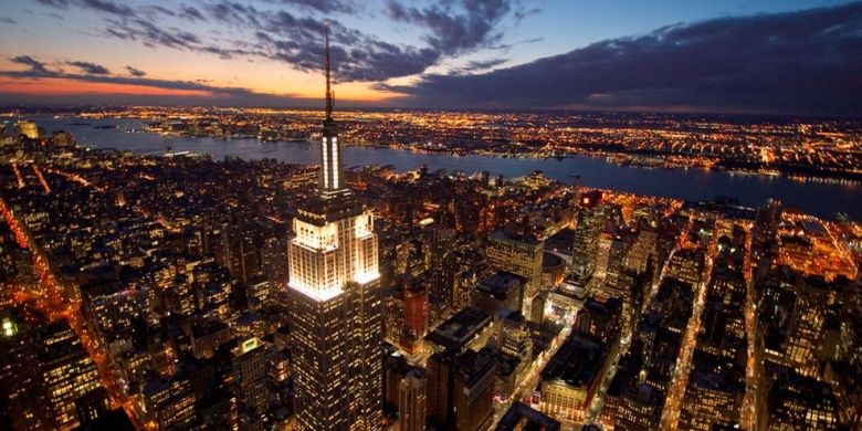 Empire State Building, pencakar langit bersejarah di Amerika Serikat, menarik minat investor. Gedung ini ditaksir senilai 2,1 miliar dollar AS.