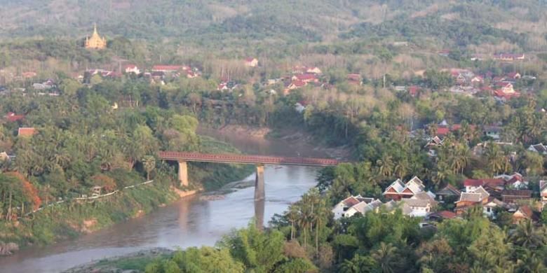 Sungai Mekong dan Kuil That Chomsi di atas bukit.