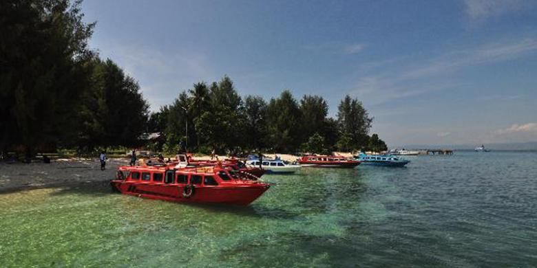 Kapal bersandar di Pulau Dodola, Morotai, Maluku Utara, Jumat (14/9/2012). Pulau Dodola merupakan salah satu objek wisata di Morotai yang sedang dikembangkan oleh pemerintah daerah. ( KOMPAS IMAGES/ANDREAN KRISTIANTO)