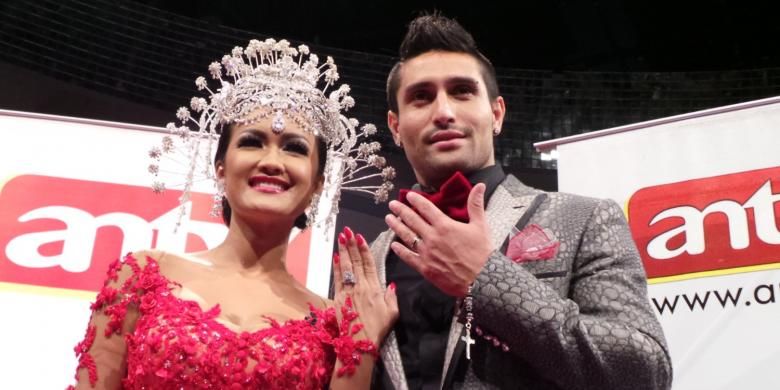 Julia Perez dan Gaston Castano bertunangan yang disiarkan langsung program Campur Campur ANTV, Rabu (4/12/2013) malam.